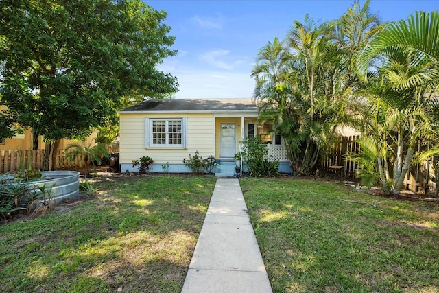 view of front of home featuring a porch, a front lawn, and fence