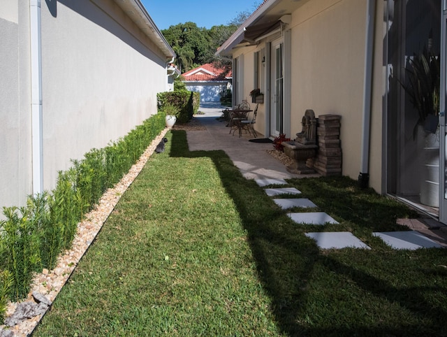 view of yard featuring a patio area