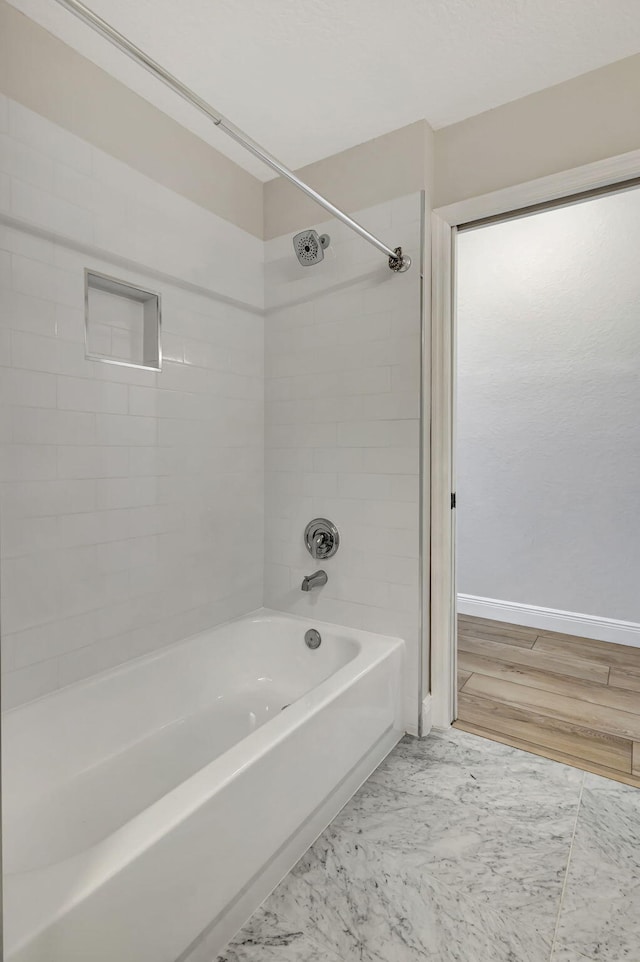 bathroom with tiled shower / bath