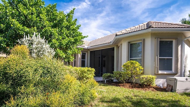 view of side of property featuring a yard