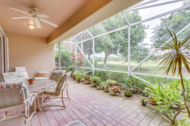 sunroom with ceiling fan