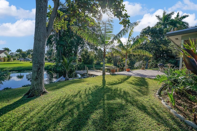 view of yard featuring a water view