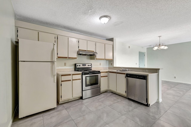 kitchen featuring cream cabinetry, a notable chandelier, sink, and stainless steel appliances