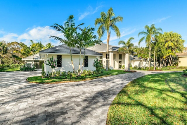 view of front facade featuring a front yard