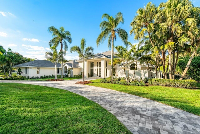 view of front of house featuring a front lawn