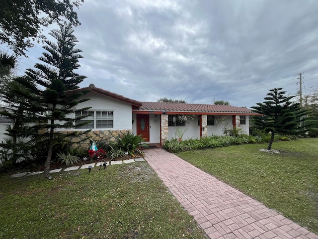 ranch-style house featuring a front lawn