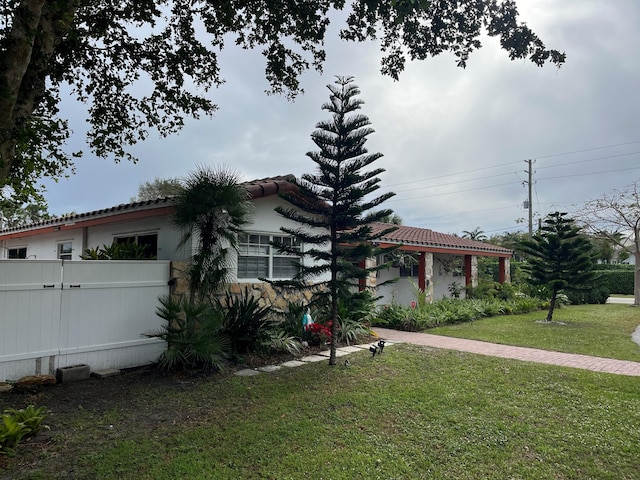 view of front of house with a front lawn