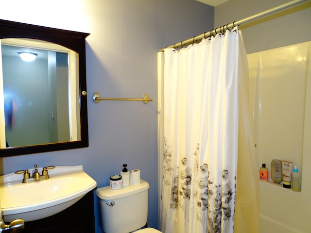 bathroom with a shower with shower curtain, vanity, and toilet