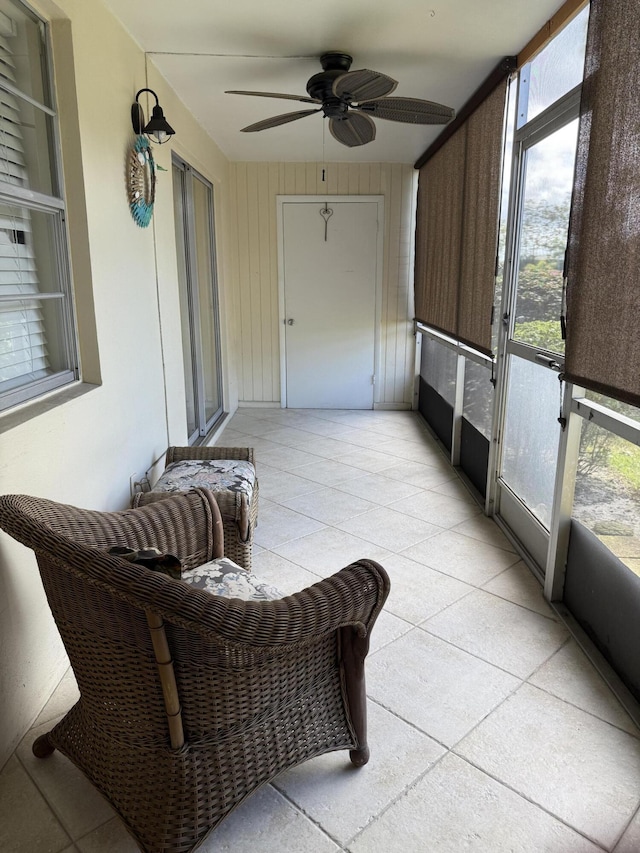 sunroom with ceiling fan