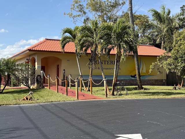 view of front of property featuring a front lawn