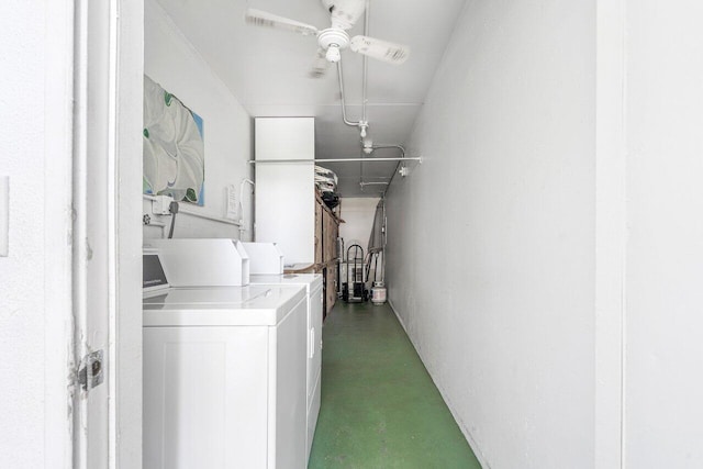 clothes washing area with washer and clothes dryer and ceiling fan