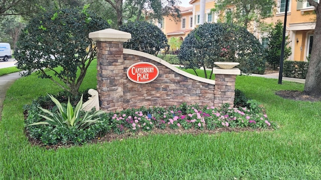 community / neighborhood sign featuring a lawn