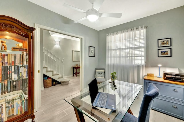 dining room with ceiling fan