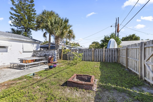 view of yard featuring a patio