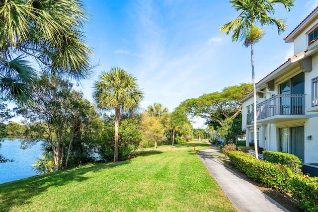 view of property's community featuring a lawn