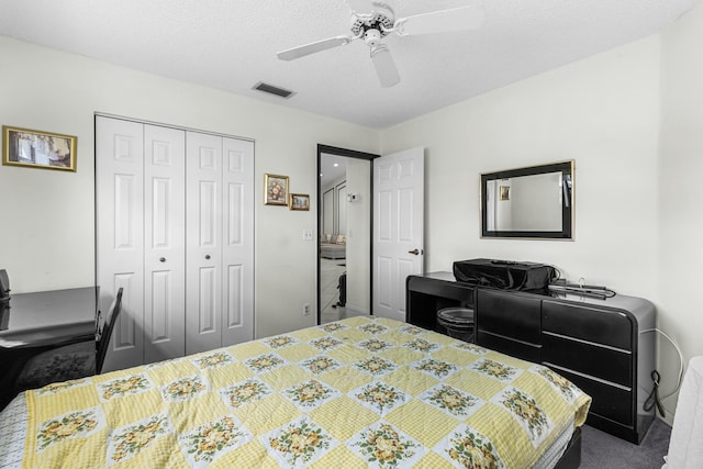 bedroom featuring ceiling fan, carpet floors, a textured ceiling, and a closet