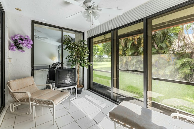 sunroom with ceiling fan