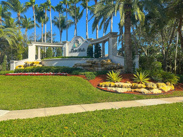 view of front of home with a front lawn