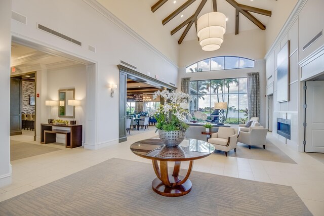 living room featuring light carpet, a tray ceiling, an inviting chandelier, and crown molding