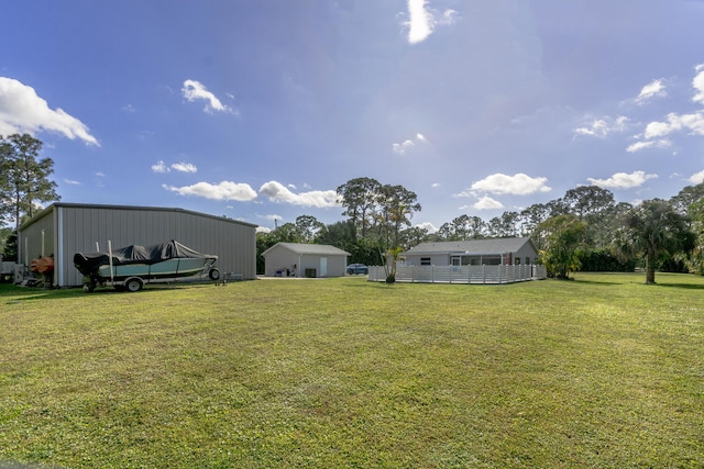 view of yard featuring an outbuilding