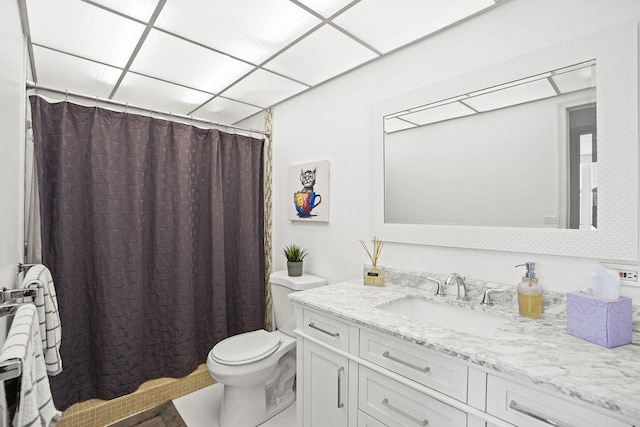 bathroom with a shower with curtain, vanity, and toilet