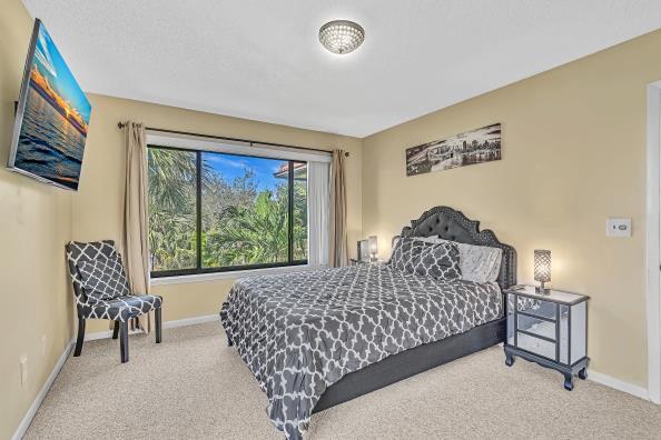 bedroom featuring carpet flooring