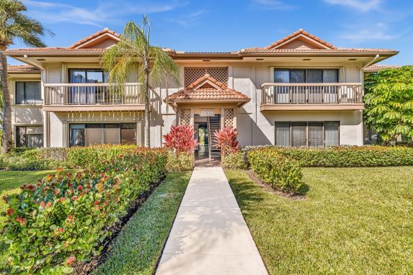 view of front of property with a front lawn