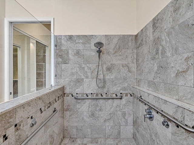 bathroom featuring a tile shower