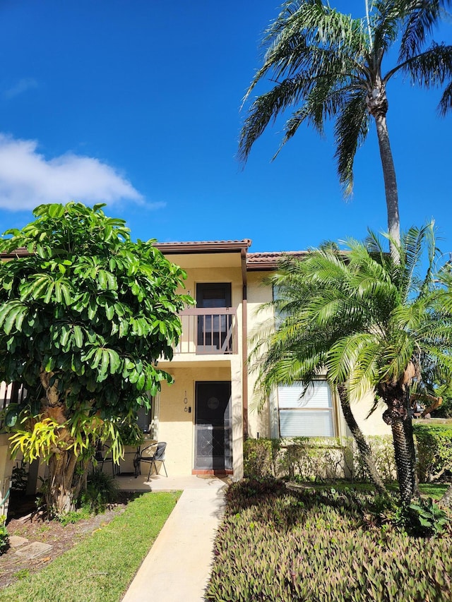 view of front of property with a balcony