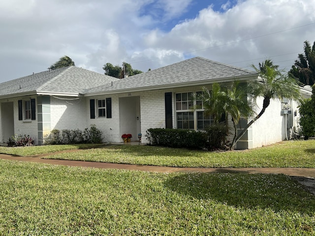 single story home featuring a front lawn