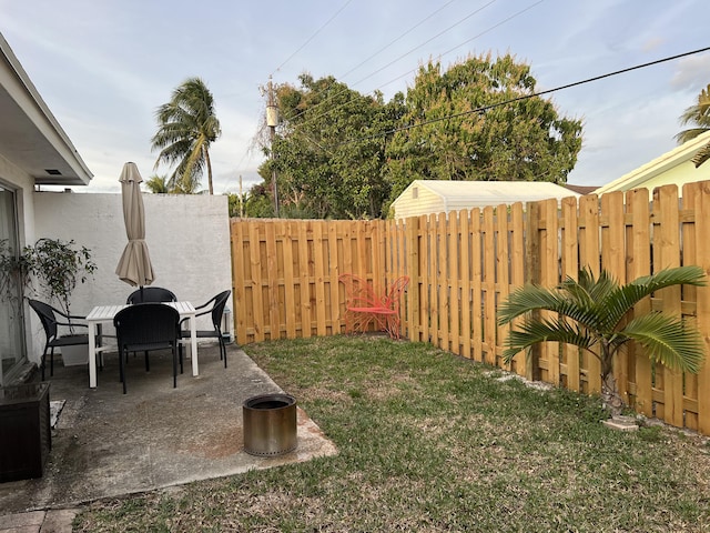 view of yard featuring a patio