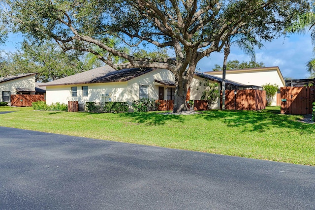 single story home with a front lawn