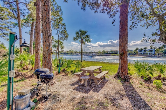 view of yard featuring a water view