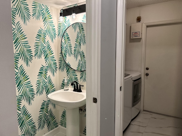 bathroom with toilet and independent washer and dryer