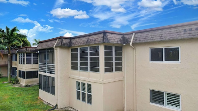 view of side of property featuring a lawn