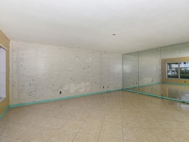 unfurnished room featuring light tile patterned floors