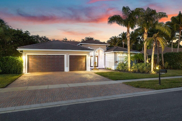 view of front of property featuring a lawn