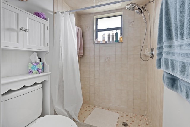 bathroom featuring curtained shower and toilet