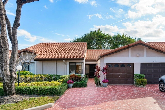 view of front facade with a garage