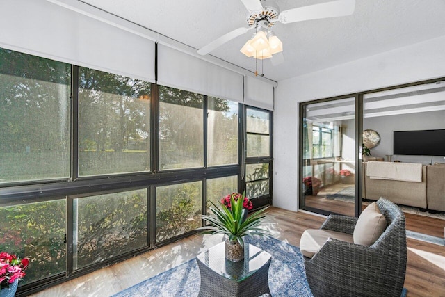 sunroom with ceiling fan