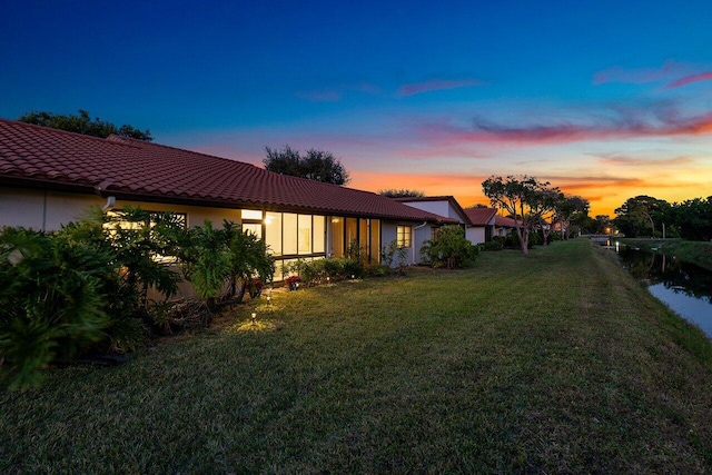 view of yard at dusk