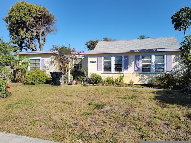 view of front of property with a front yard