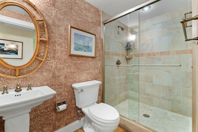 bathroom with toilet and a shower with shower door