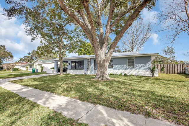 view of front of property featuring a carport and a front yard