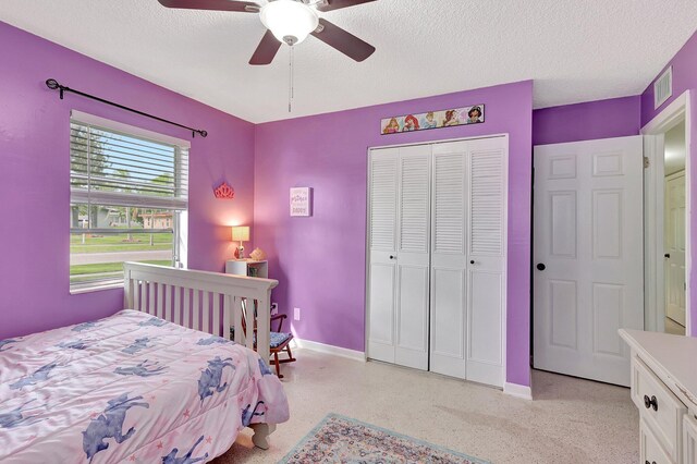 bedroom featuring ceiling fan and a textured ceiling