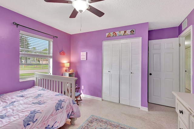 bedroom with ceiling fan, a textured ceiling, and a closet