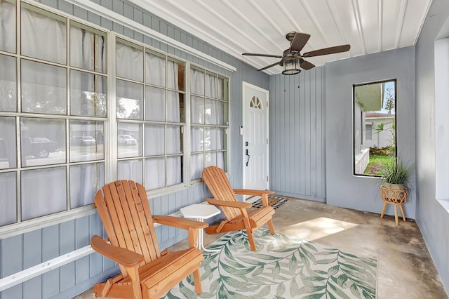 sunroom with ceiling fan