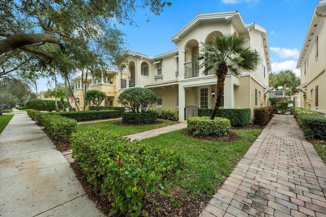 view of front facade with a front lawn