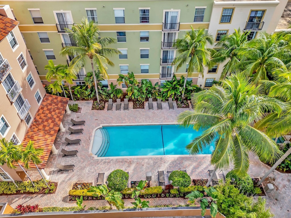 view of swimming pool