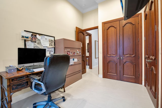 office with ornamental molding